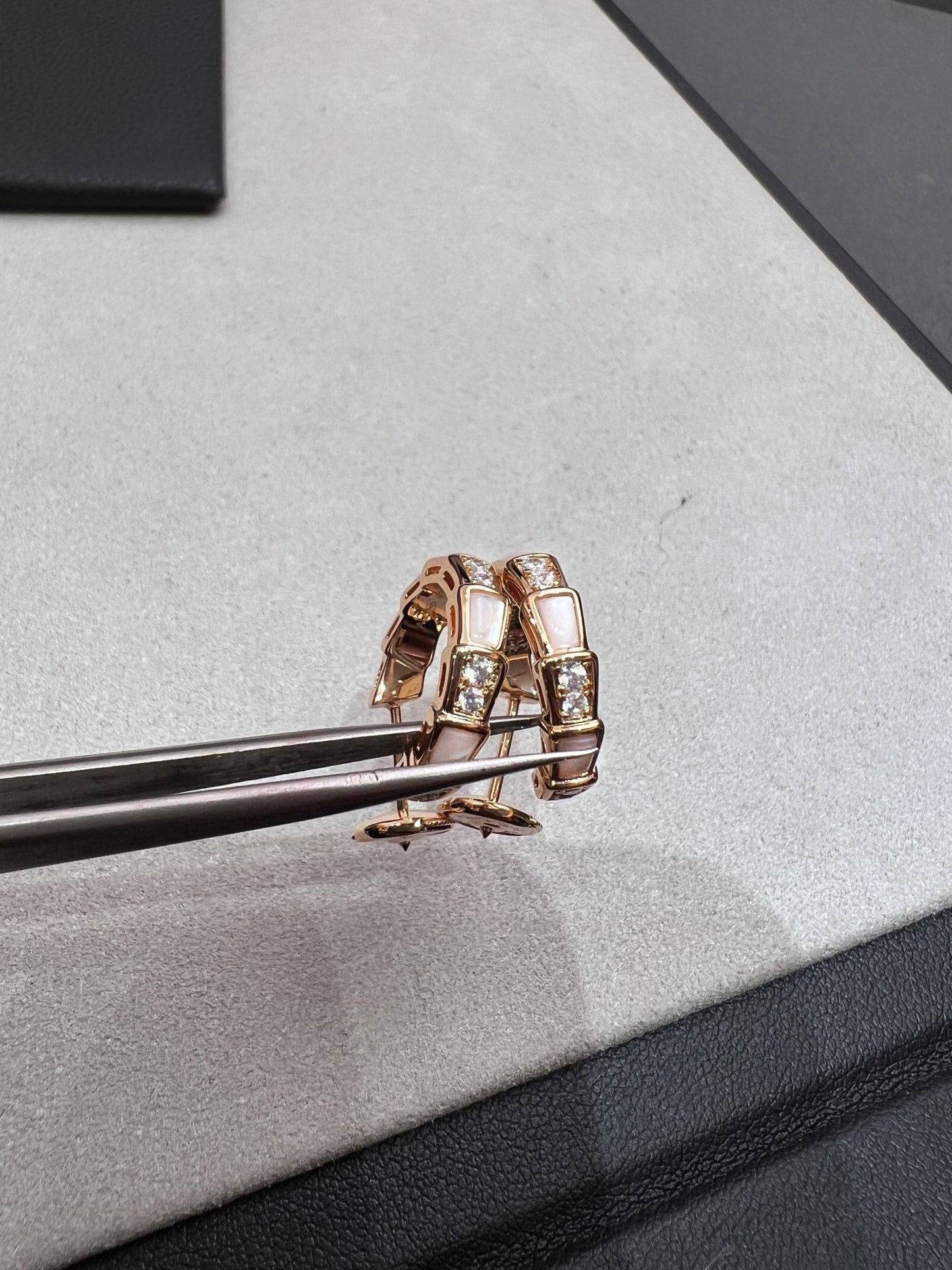 [Grace Jewelry]SERPENTI MOP PINK GOLD EARRINGS