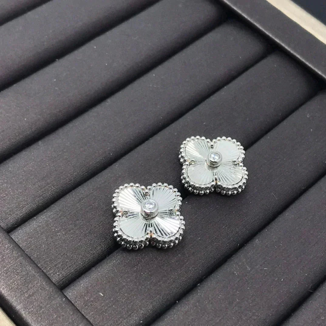 [Grace Jewelry]CLOVER MINI 9.5MM LASER EARRINGS