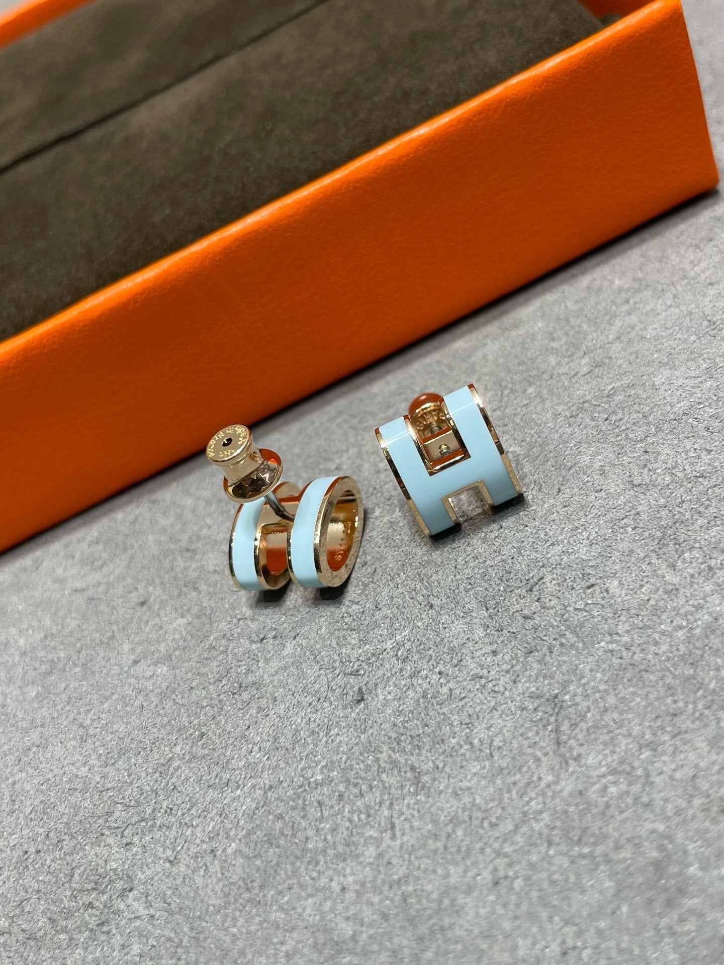 [Grace Jewelry]POP H SKY BLUE STUD EARRINGS