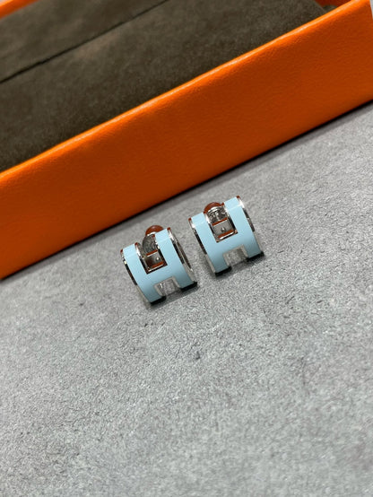 [Grace Jewelry]POP H SKY BLUE STUD EARRINGS