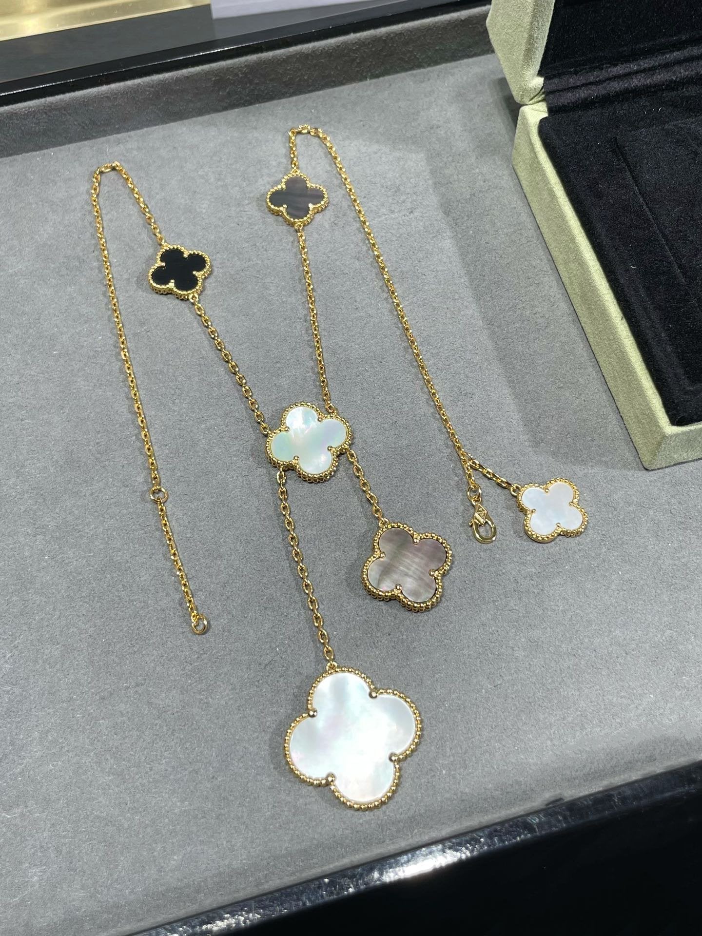 [Grace Jewelry]CLOVER 6 MOTIF MOP ONYX GOLD NECKLACE