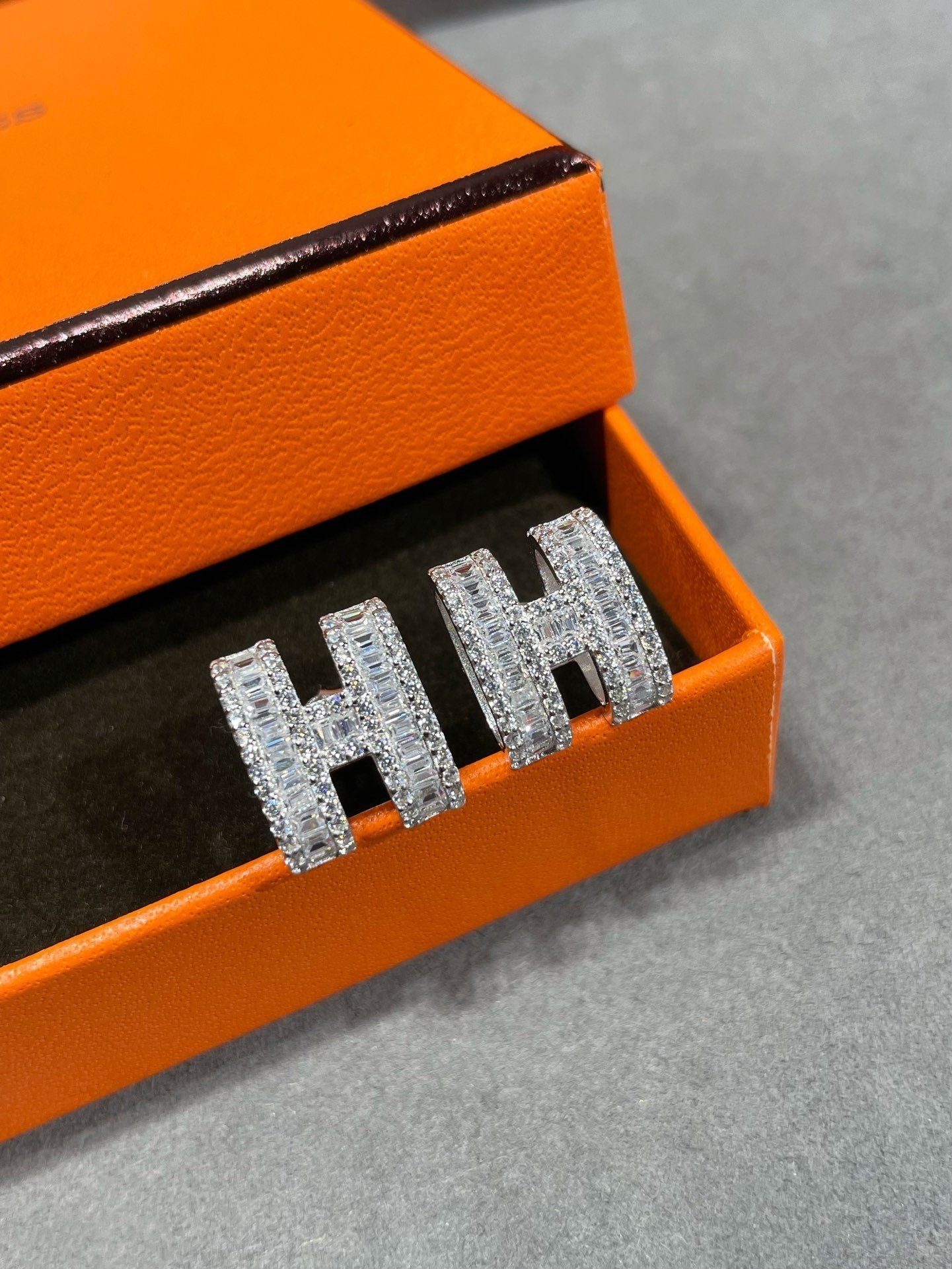 [Grace Jewelry]H STUD EARRINGS WITH SILVER DIAMONDS