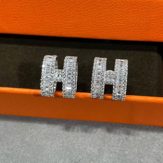 [Grace Jewelry]H STUD EARRINGS WITH SILVER DIAMONDS