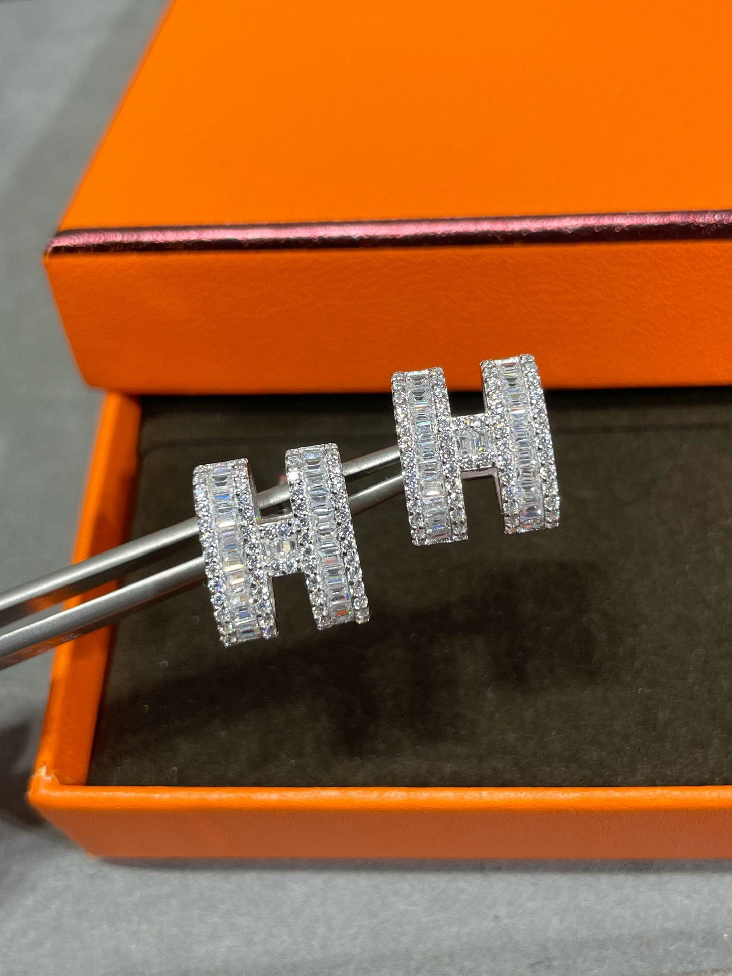 [Grace Jewelry]H STUD EARRINGS WITH SILVER DIAMONDS