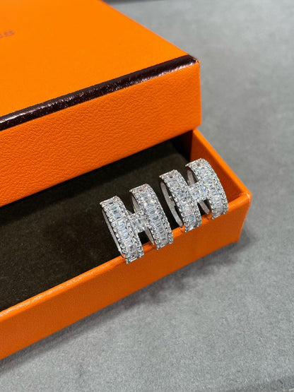 [Grace Jewelry]H STUD EARRINGS WITH SILVER DIAMONDS