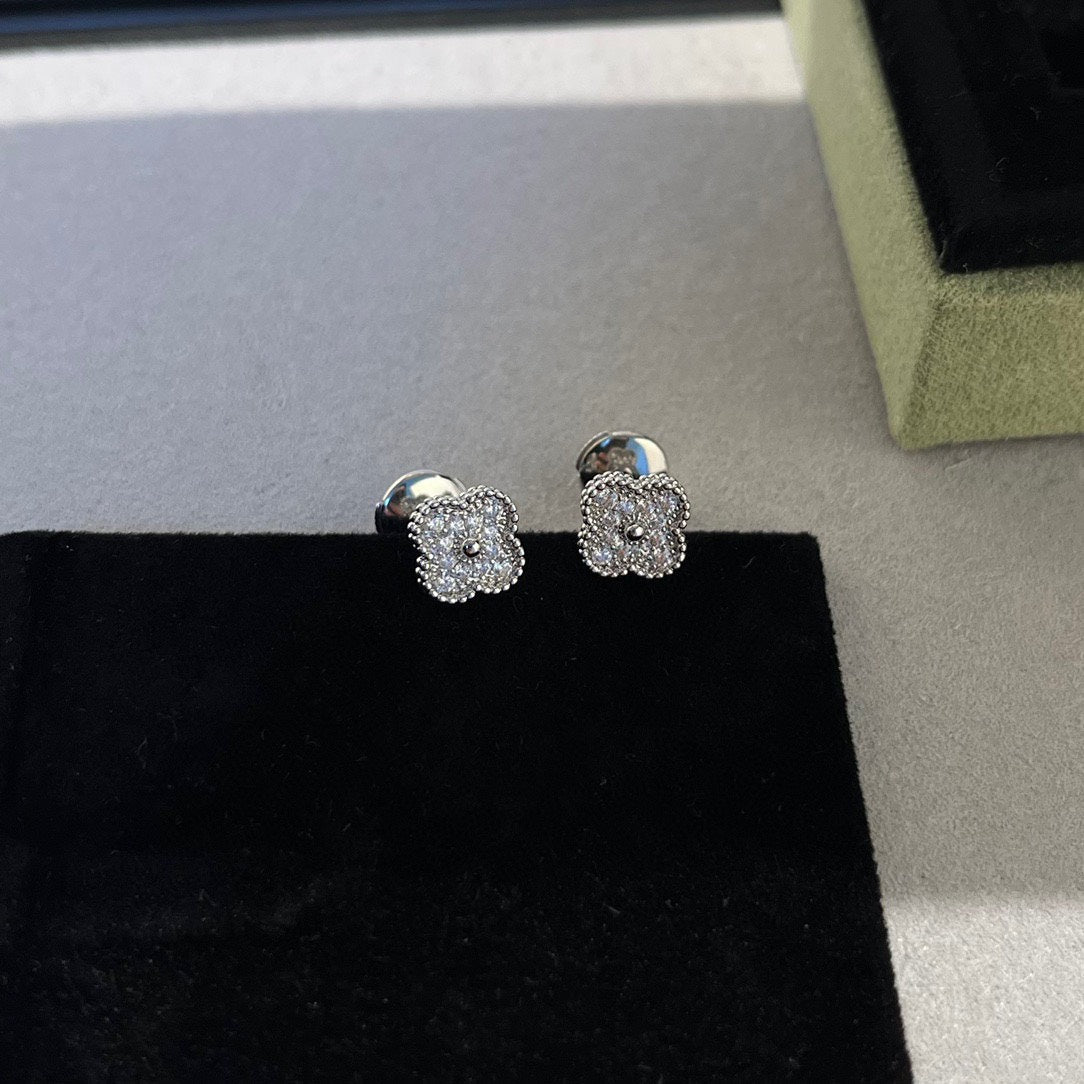 [Grace Jewelry]CLOVER MINI DIAMOND STUD EARRINGS